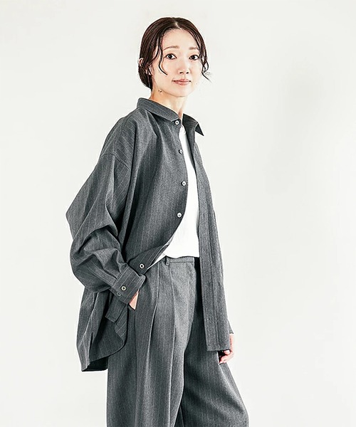 SOLAMONAT LARME(ソラモナラーム)の「ストライプシャツ(シャツ/ブラウス・レディース・グレー/チャコール/ブラック・38)」の4枚目の写真