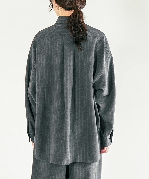 SOLAMONAT LARME(ソラモナラーム)の「ストライプシャツ(シャツ/ブラウス・レディース・グレー/チャコール/ブラック・38)」の12枚目の写真