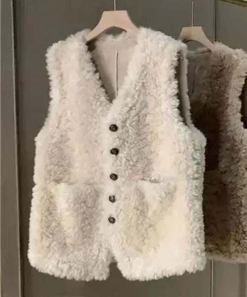 SPIGA(スピーガ)の「Vネックボアベスト(ベスト・レディース・ベージュ/ブラウン/オフホワイト・X-LARGE/LARGE/MEDIUM)」の1枚目の写真