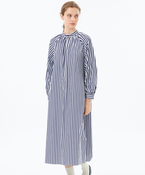 MACKINTOSH PHILOSOPHY（ﾏｯｷﾝﾄｯｼｭ ﾌｨﾛｿﾌｨｰ）の「【WEB&一部店舗限定】THOMAS MASON ギャザーワンピース（ワンピース・レディース・ブラック/ダークネイビー・36/38）」の2枚目の写真