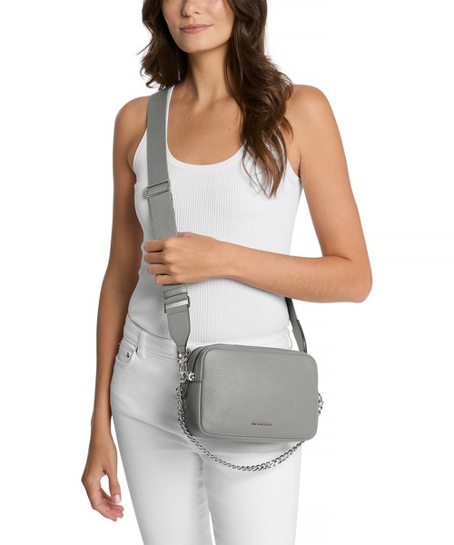 MICHAEL KORS(マイケルコース)の「BRYANT ぺブルレザー カメラバッグ ミディアム(ショルダーバッグ・レディース・グレー系・FREE)」の2枚目の写真