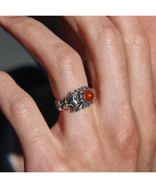 ANONYMOUS ARTISAN（アノニマスアルティザン）の「Panther Flower Ring - Carnelian（リング・レディース・その他・30/28/12号/13号/16号/26号/29号/21号/27号/22号/23号/24号/25号/14号/17号/18号/19号/20号/15号）」の2枚目の写真