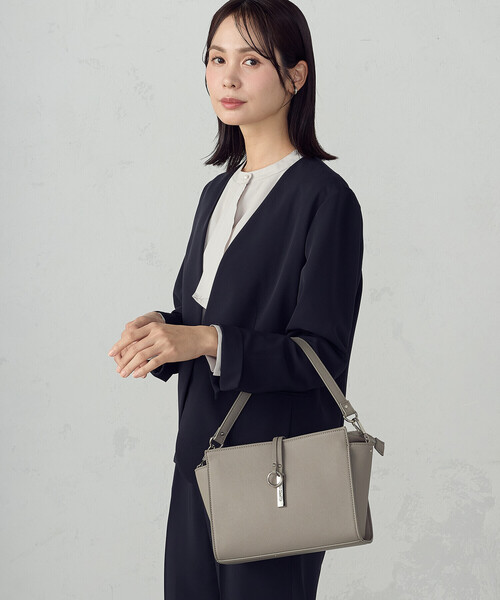 MONO　COMME CA（モノコムサ）の「ロゴプレート ミニショルダー（ショルダーバッグ・レディース・グレー/ブラック/ベージュ・FREE）」の5枚目の写真