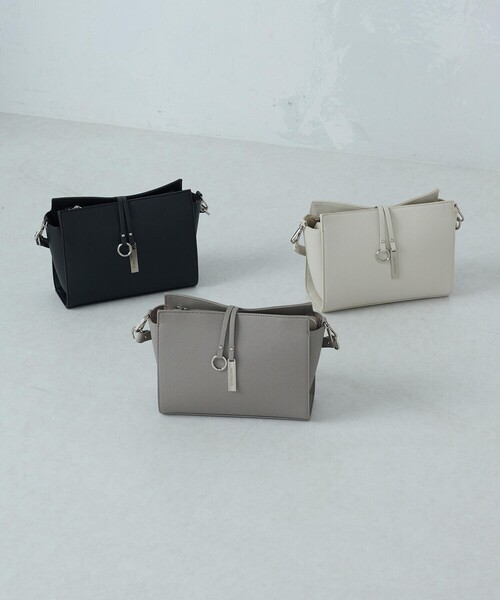 MONO　COMME CA（モノコムサ）の「ロゴプレート ミニショルダー（ショルダーバッグ・レディース・グレー/ブラック/ベージュ・FREE）」の7枚目の写真