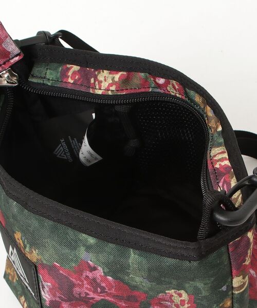 GREGORY(グレゴリー)の「イージーショルダー EASY SHOULDER ボタニカルタペストリー(ショルダーバッグ・メンズ・レッド系その他・ONE SIZE)」の4枚目の写真