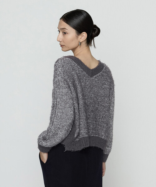 Gabardine K.T(ギャバジンケーティー)の「〔 +サイズ 〕 ふわもこモールシャギーヤーン ファーセーター(ニット/セーター・レディース・グレー/ベージュ・15号)」の4枚目の写真