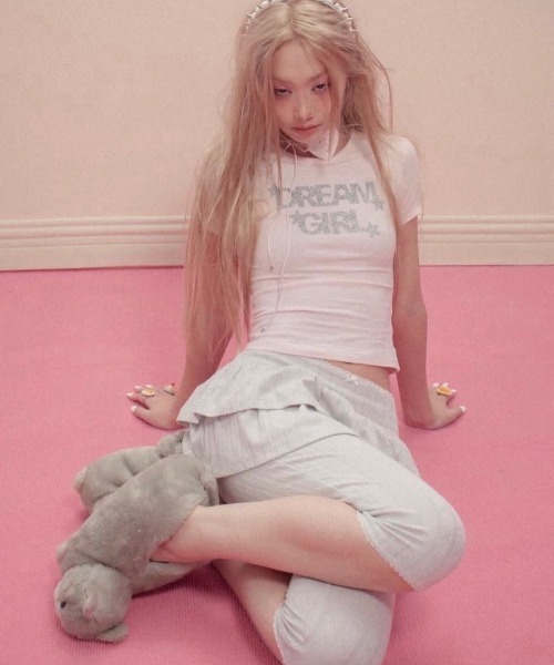 Unopened gift(アンオープンドギフト)の「【Unopened gift】dreamgirl never cry baby t / 【アンオープンドギフト】ロゴラインストーンフィット半袖Tシャツ(Tシャツ/カットソー・レディース・ブラック/ピンク・ONE SIZE)」の4枚目の写真