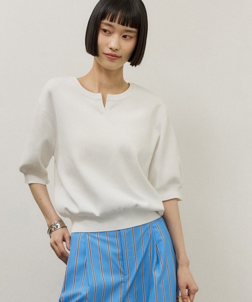 ADAM ET ROPE'（アダムエロペ）の「2WAYキーネックハーフスリーブニット/接触冷感（ニット/セーター・レディース・レッド/ホワイト/ダークブラウン・FREE）」の2枚目の写真