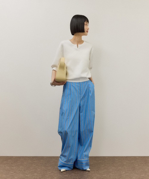 ADAM ET ROPE'（アダムエロペ）の「2WAYキーネックハーフスリーブニット/接触冷感（ニット/セーター・レディース・レッド/ホワイト/ダークブラウン・FREE）」の6枚目の写真