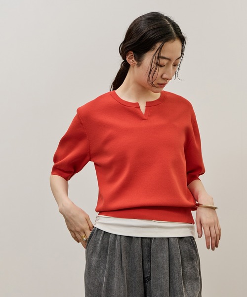ADAM ET ROPE'（アダムエロペ）の「2WAYキーネックハーフスリーブニット/接触冷感（ニット/セーター・レディース・レッド/ホワイト/ダークブラウン・FREE）」の14枚目の写真