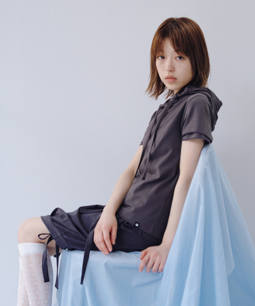 OHESHIO(オヘシオ)の「HOODED LAYERED CAP SLEEVE T-SHIRT, CHARCOAL(パーカー・レディース・その他・FREE)」の5枚目の写真