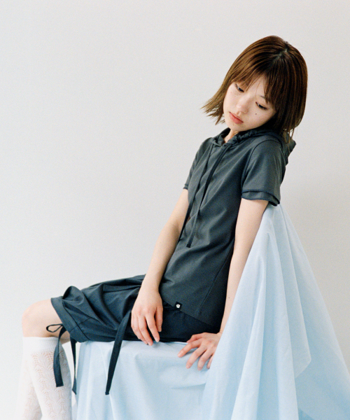 OHESHIO(オヘシオ)の「HOODED LAYERED CAP SLEEVE T-SHIRT, CHARCOAL(パーカー・レディース・その他・FREE)」の6枚目の写真