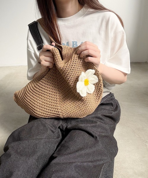 Nana(ナナ)の「フラワーモチーフニットバッグ(ショルダーバッグ・レディース・アイボリー/ダークベージュ・FREE)」の5枚目の写真