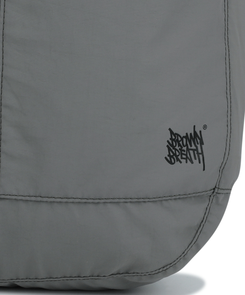 BROWNBREATH(ブラウンブレス)の「TAG NYLON MASSENGER BAG - GREY(メッセンジャーバッグ・レディース・その他・ONE)」の5枚目の写真