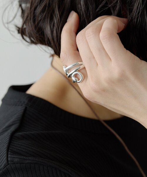ear PAPILLONNER(イアパピヨネ)の「《スターリングシルバー使用》ビットスワールリング(リング・レディース・シルバー系その他4・15 )」の5枚目の写真