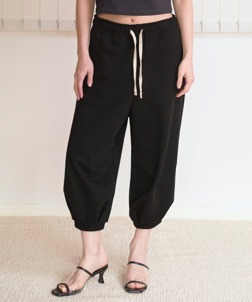WOOALONG(ウアロン)の「Balloon capri sweat pants -BLACK(スウェットパンツ・メンズ・ブラック・SMALL/MEDIUM/LARGE)」の1枚目の写真