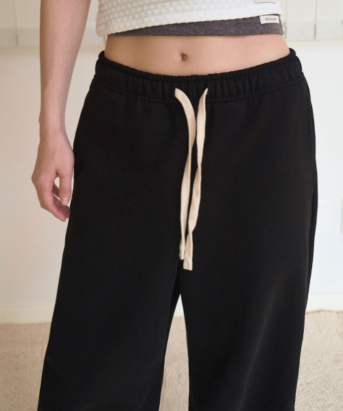 WOOALONG(ウアロン)の「Balloon capri sweat pants -BLACK(スウェットパンツ・メンズ・ブラック・SMALL/MEDIUM/LARGE)」の2枚目の写真