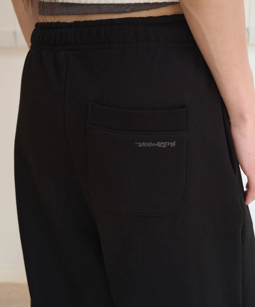 WOOALONG(ウアロン)の「Balloon capri sweat pants -BLACK(スウェットパンツ・メンズ・ブラック・SMALL/MEDIUM/LARGE)」の3枚目の写真