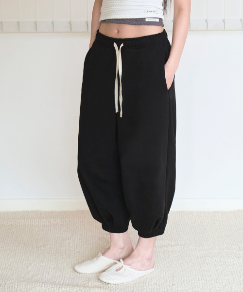 WOOALONG(ウアロン)の「Balloon capri sweat pants -BLACK(スウェットパンツ・メンズ・ブラック・SMALL/MEDIUM/LARGE)」の4枚目の写真