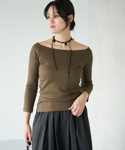 IENA（イエナ）の「コンパクトベアテレコボートネック（Tシャツ/カットソー・レディース・カーキ/チャコールグレー/ダークブルー・FREE）」の17枚目の写真
