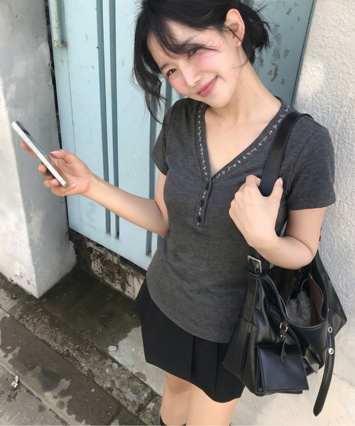 gossip!ロサンゼルス(ゴシップロサンゼルス)の「【Y2Kガーリー】 ネック刺繍ヘンリーネックリブカットソー半袖(Tシャツ/カットソー・レディース・グレー・M)」の9枚目の写真