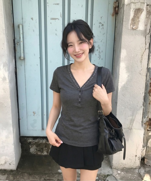 gossip!ロサンゼルス(ゴシップロサンゼルス)の「【Y2Kガーリー】 ネック刺繍ヘンリーネックリブカットソー半袖(Tシャツ/カットソー・レディース・グレー・M)」の11枚目の写真