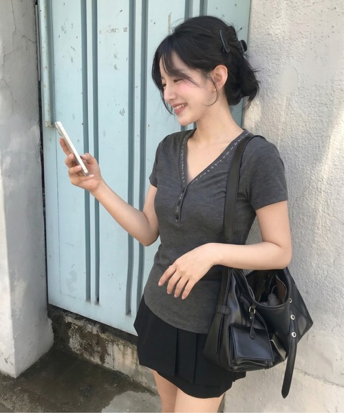 gossip!ロサンゼルス(ゴシップロサンゼルス)の「【Y2Kガーリー】 ネック刺繍ヘンリーネックリブカットソー半袖(Tシャツ/カットソー・レディース・グレー・M)」の12枚目の写真