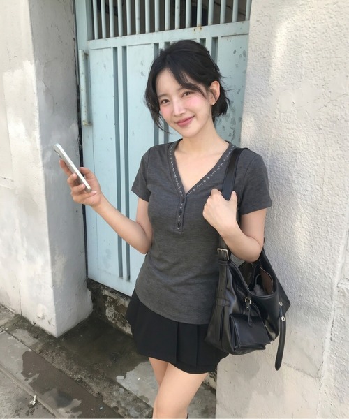 gossip!ロサンゼルス(ゴシップロサンゼルス)の「【Y2Kガーリー】 ネック刺繍ヘンリーネックリブカットソー半袖(Tシャツ/カットソー・レディース・グレー・M)」の13枚目の写真