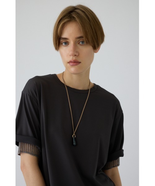 RIM.ARK(リムアーク)の「Stone modern pendant(ストーン モダン ペンダント)(ネックレス・レディース・ブラック/グリーン・FREE)」の2枚目の写真