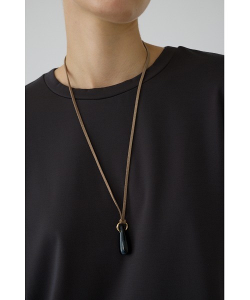 RIM.ARK(リムアーク)の「Stone modern pendant(ストーン モダン ペンダント)(ネックレス・レディース・ブラック/グリーン・FREE)」の3枚目の写真