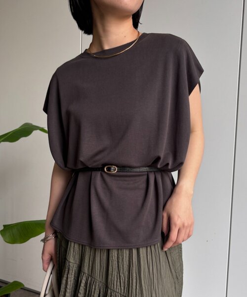 Jena espace merveilleux(ジェナ エスパスメルヴェイユ)の「〈8/15インスタライブご紹介アイテム〉プレート付きタックT(Tシャツ/カットソー・レディース・ライトベージュ/チャコールグレー・FREE)」の2枚目の写真
