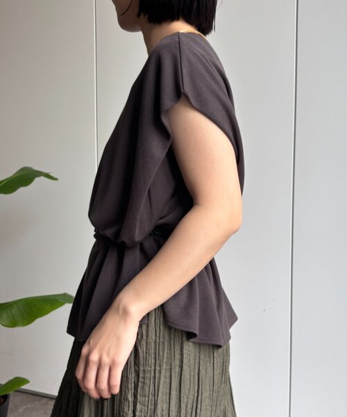 Jena espace merveilleux(ジェナ エスパスメルヴェイユ)の「〈8/15インスタライブご紹介アイテム〉プレート付きタックT(Tシャツ/カットソー・レディース・ライトベージュ/チャコールグレー・FREE)」の3枚目の写真