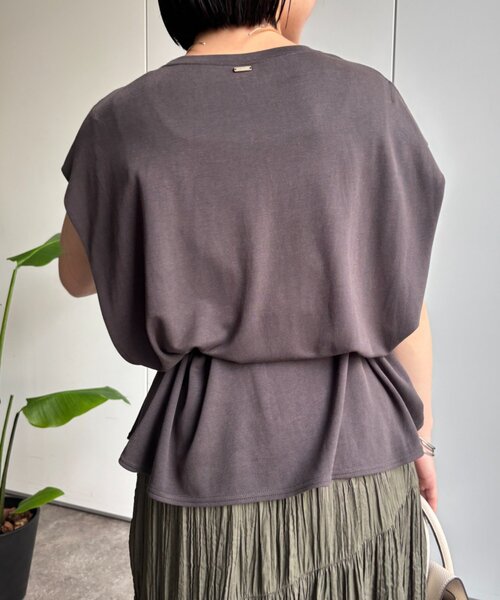 Jena espace merveilleux(ジェナ エスパスメルヴェイユ)の「〈8/15インスタライブご紹介アイテム〉プレート付きタックT(Tシャツ/カットソー・レディース・ライトベージュ/チャコールグレー・FREE)」の4枚目の写真