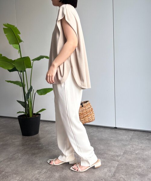 Jena espace merveilleux(ジェナ エスパスメルヴェイユ)の「〈8/15インスタライブご紹介アイテム〉プレート付きタックT(Tシャツ/カットソー・レディース・ライトベージュ/チャコールグレー・FREE)」の10枚目の写真