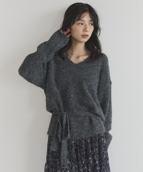 ELNEsoi(エルネソワ)の「チョーカー付きVネックニット(ニット/セーター・レディース・ブラウン/チャコールグレー/ピンク・FREE)」の13枚目の写真