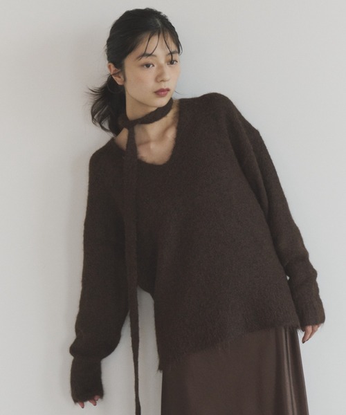 ELNEsoi(エルネソワ)の「チョーカー付きVネックニット(ニット/セーター・レディース・ブラウン/チャコールグレー/ピンク・FREE)」の19枚目の写真