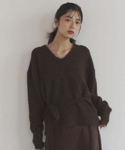 ELNEsoi(エルネソワ)の「チョーカー付きVネックニット(ニット/セーター・レディース・ブラウン/チャコールグレー/ピンク・FREE)」の4枚目の写真