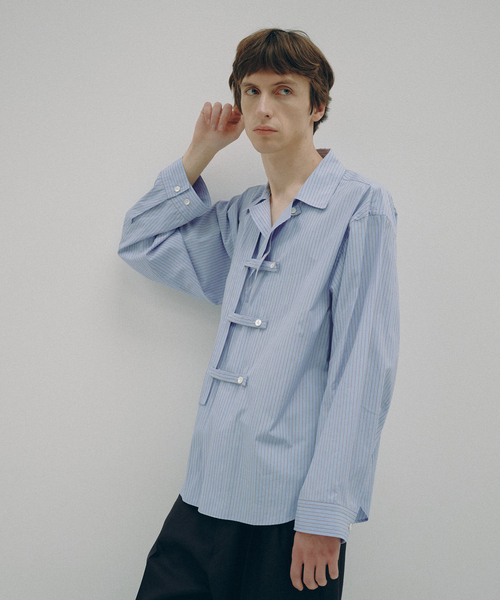EDIFICE（エディフィス）の「Hedie.+ 4tabs Stripe Shirt（シャツ/ブラウス・メンズ・サックスブルー・2/3）」の2枚目の写真