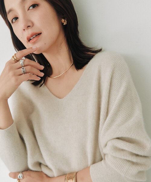 RIVE DROITE(リヴドロワ)の「ヘアリーウール片畦Vネックニット(秋服/冬服)(ニット/セーター・レディース・グレー系その他/キャメル/バイオレット/ライトベージュ・FREE)」の3枚目の写真