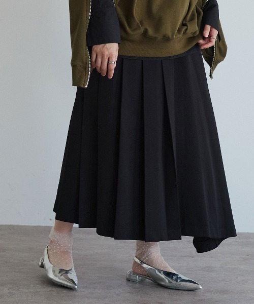W:Huku（フーク）の「【W:Huku/リンクルフリーツイル】アシンメトリー プリーツ スカート / Wrinkle-Free Twill Asymmetrical Pleated Skirt（スカート・レディース・ブラウン/ブラック/チャコール・FREE）」の2枚目の写真