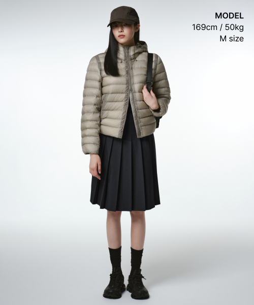 MUSINSA STANDARD WOMAN（ムシンサスタンダードウーマン）の「[シティレジャー] ウィメンズシアーフード付きライトダウンジャケット [ダスティベージュ]（ダウンジャケット/コート・レディース・その他・X-SMALL/SMALL/MEDIUM/LARGE）」の2枚目の写真