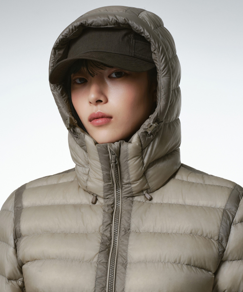MUSINSA STANDARD WOMAN（ムシンサスタンダードウーマン）の「[シティレジャー] ウィメンズシアーフード付きライトダウンジャケット [ダスティベージュ]（ダウンジャケット/コート・レディース・その他・X-SMALL/SMALL/MEDIUM/LARGE）」の4枚目の写真