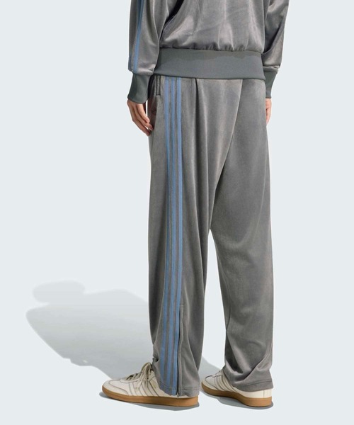 adidas(アディダス)の「ファイヤーバード ベロア トラックパンツ(ジャージ) / アディダスオリジナルス adidas Originals(その他パンツ・メンズ・グレー・X-SMALL/XX-SMALL/XX-LARGE/X-LARGE/3XL/MEDIUM/SMALL/LARGE)」の2枚目の写真