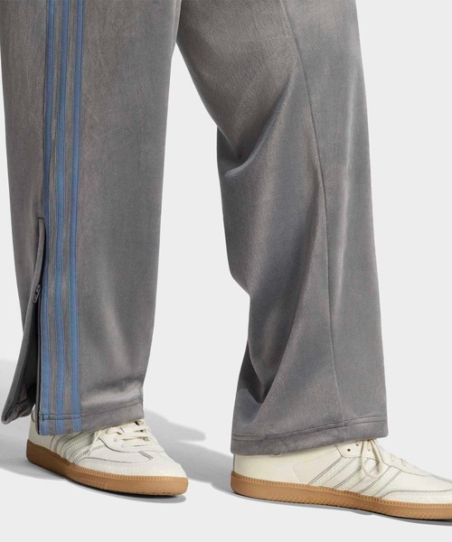 adidas(アディダス)の「ファイヤーバード ベロア トラックパンツ(ジャージ) / アディダスオリジナルス adidas Originals(その他パンツ・メンズ・グレー・X-SMALL/XX-SMALL/XX-LARGE/X-LARGE/3XL/MEDIUM/SMALL/LARGE)」の4枚目の写真