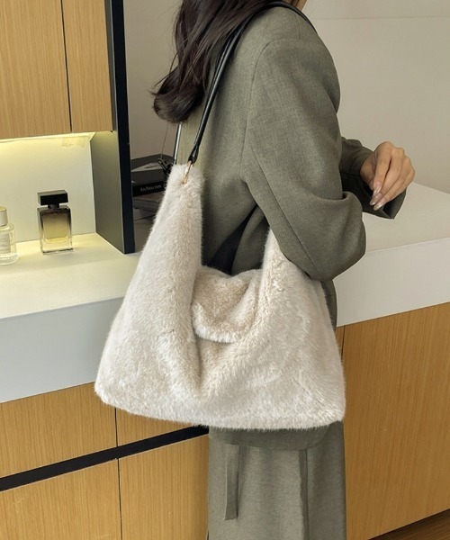 Ritzy(リッツィー)の「エコファーホーボーショルダーバッグ(ショルダーバッグ・レディース・モカ/A/B/ホワイト/ベージュ・FREE)」の16枚目の写真