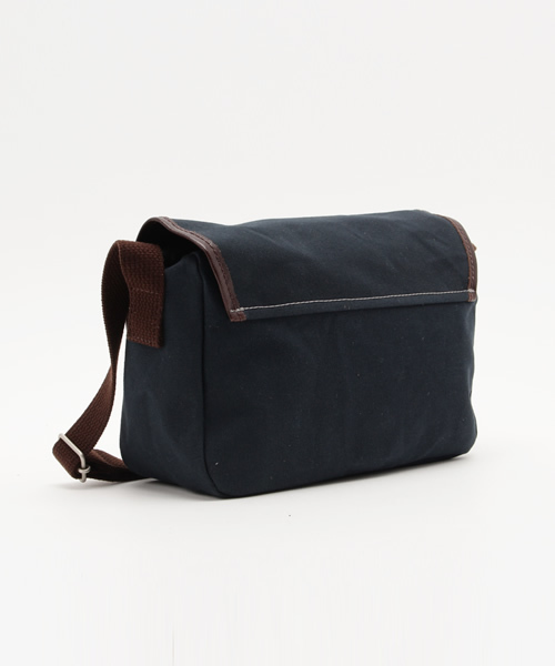 Butler Verner Sails（バトラーヴァーナーセイルス）の「Butler Verner Sails/バトラーバーナーセイルズ　10号パラフィンフラップショルダー　（ショルダーバッグ・レディース・ネイビー/ベージュ/キャメル/レッド・FREE）」の5枚目の写真