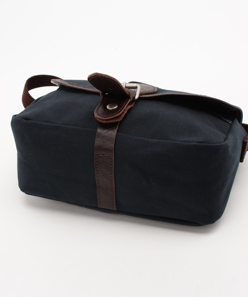 Butler Verner Sails（バトラーヴァーナーセイルス）の「Butler Verner Sails/バトラーバーナーセイルズ　10号パラフィンフラップショルダー　（ショルダーバッグ・レディース・ネイビー/ベージュ/キャメル/レッド・FREE）」の6枚目の写真