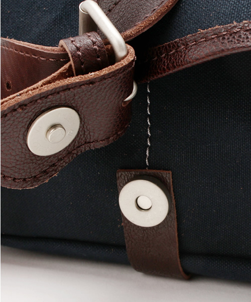 Butler Verner Sails（バトラーヴァーナーセイルス）の「Butler Verner Sails/バトラーバーナーセイルズ　10号パラフィンフラップショルダー　（ショルダーバッグ・レディース・ネイビー/ベージュ/キャメル/レッド・FREE）」の9枚目の写真