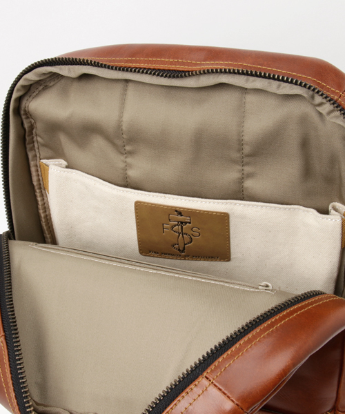 Focused Space(フォーカスドスペース)の「THE HOLSTER LEATHER BACKPACK レザーバックパック デイパック(バックパック/リュック・メンズ・ブラウン/バーガンディー/ブラック・ONE SIZE)」の7枚目の写真