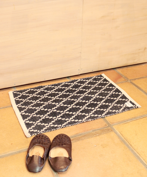 チャイハネ（チャイハネ）の「【チャイハネ】ジオメトリックラグマット 45×65cm（ラグ/マット・レディース・ターコイズブルー/ブラック/レッド/ピンク/ホワイト/ネイビー/イエロー/ベージュ/オレンジ・FREE）」の2枚目の写真